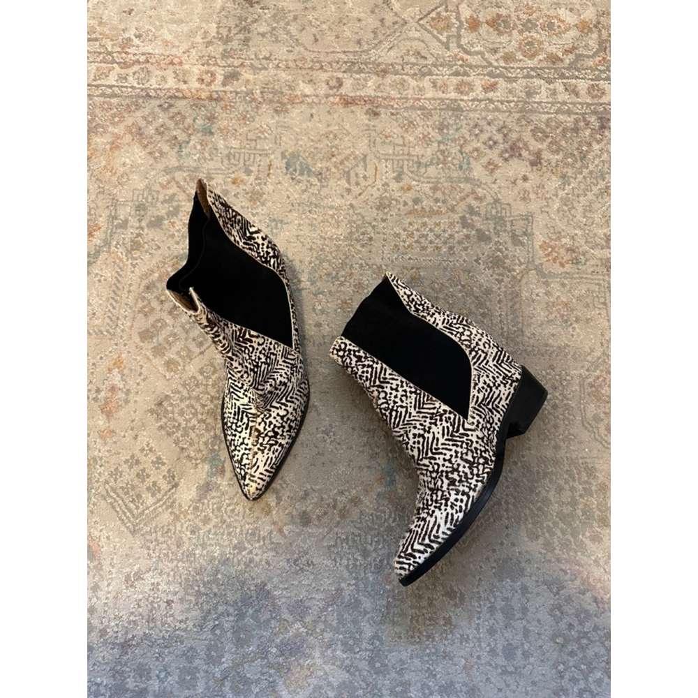 Women's Jeffrey Campbell zebra suede Ibiza Boots Size 39 White Black